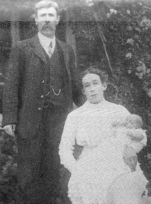 Dick Temple, with Harriet and baby Ina. 1914.