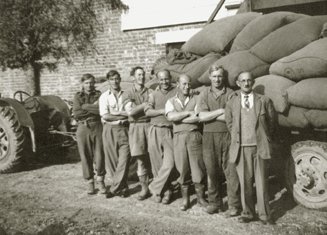 Hopping 1951.  L to R Neville, Howard, Hugh, Bryson Vernon & Victor Millen.  Photo courtesy Simon Evans