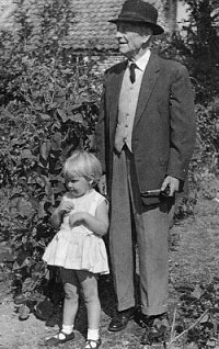Billy Lown with great granddaughter Anita.