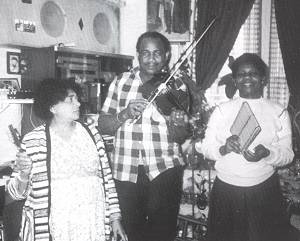 Mrs and Mr Joe McLawrence, with neighbour.
Kilburn, London, 1985.
(Photo by Peta Webb)