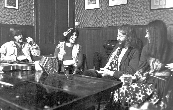 Oak in The Engineer, Camden Town, 1972
l to r: Rod Stradling, Danny Stradling Tony Engle, Peta Webb