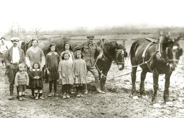 Victor Millen with his wife Grace and six of their 12 children, 1926.  Photo courtesy Simon Evans