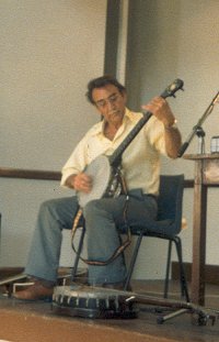 Ray on stage, Cricklade Town Hall, ECMW, 1977. Photo by Dave Hunt